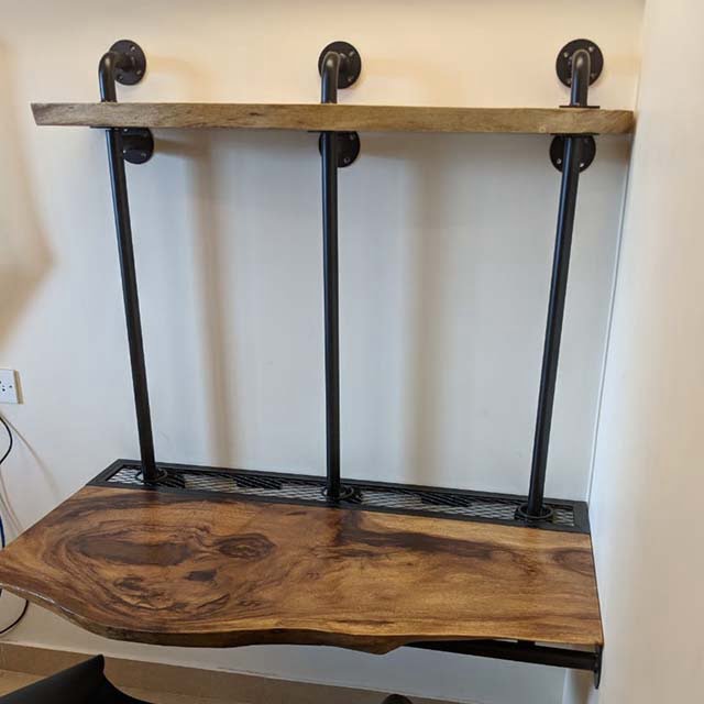 Piped Pipers Table - Corner Fixature